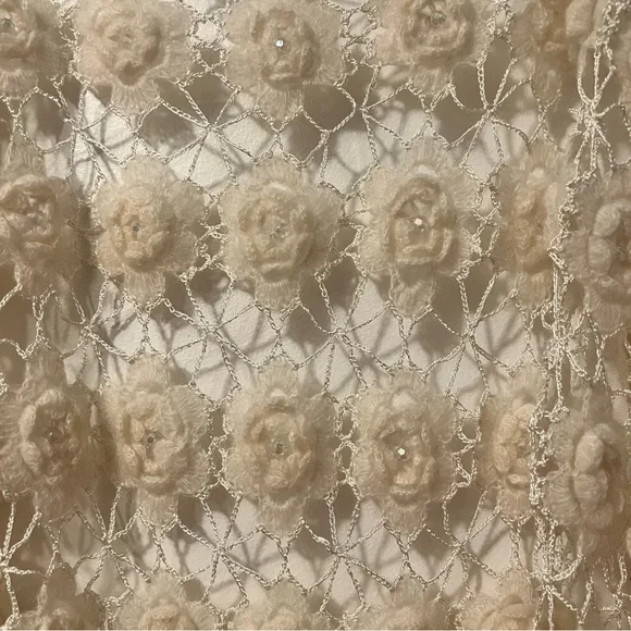 Elegant ivory rosette crocheted Shawl - Picture 2 of 3